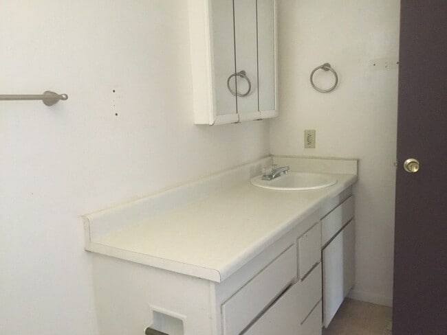 Building Photo - 1 bedroom home with fenced yard