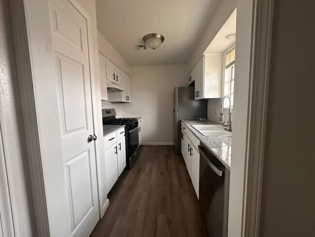 Building Photo - 6623 NW Denver Ave