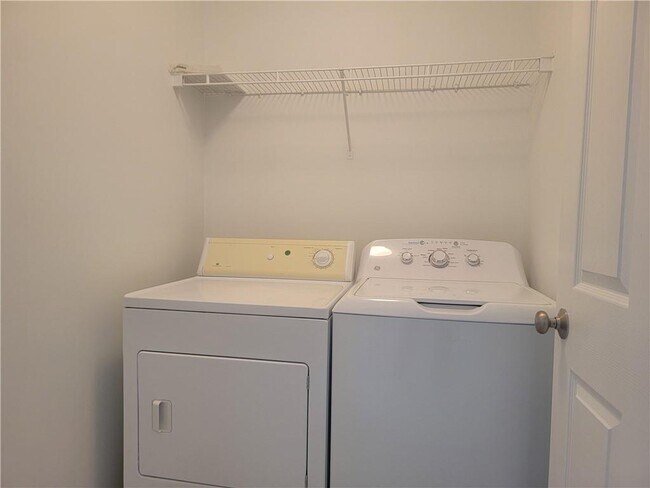 Building Photo - 2448 Fairlie Dr