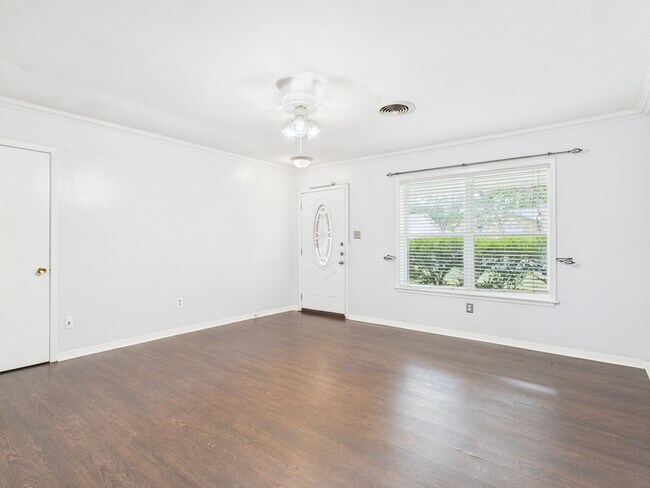 Building Photo - 1402 Village Dr