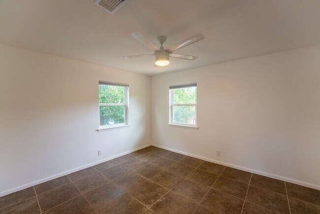 Building Photo - Hidden Gem | 4 bed 3 bath home in highly sought after Windsor Park!!!