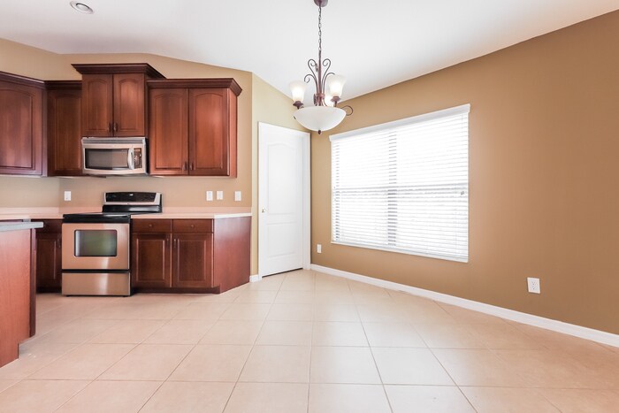 Building Photo - 300 Oaklanding Dr