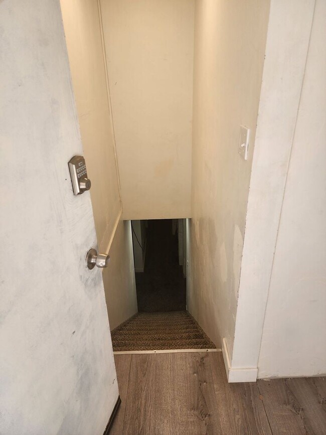Building Photo - Charming private room