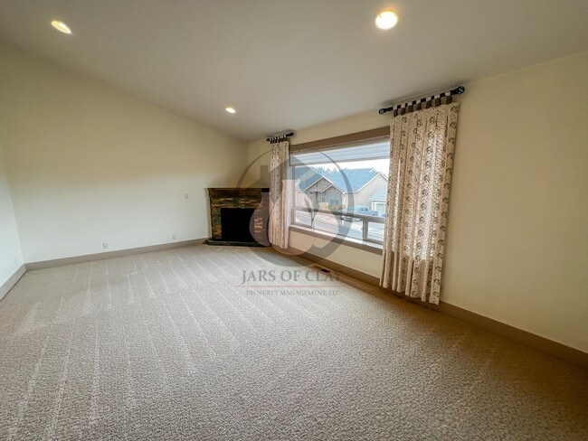 Building Photo - Beautiful South Salem Home