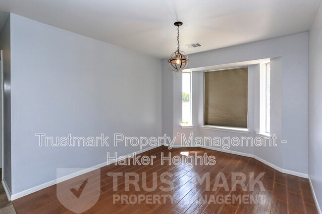 Building Photo - 320 Armadillo Ln