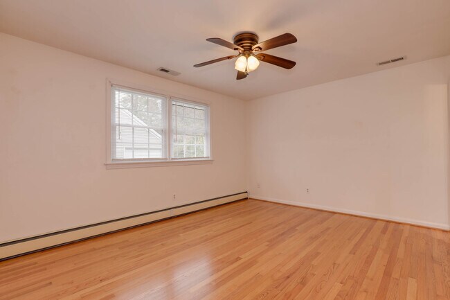 Building Photo - 1403 Hawthorne Dr