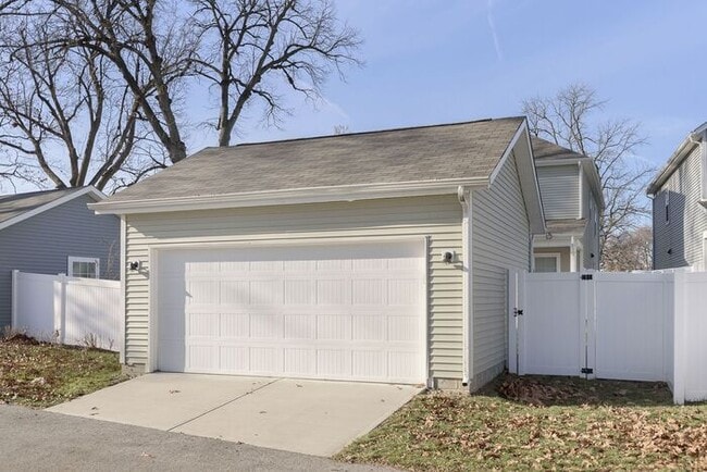 Building Photo - Beautiful 3 Bed 2.5 Bath in Central Greens...