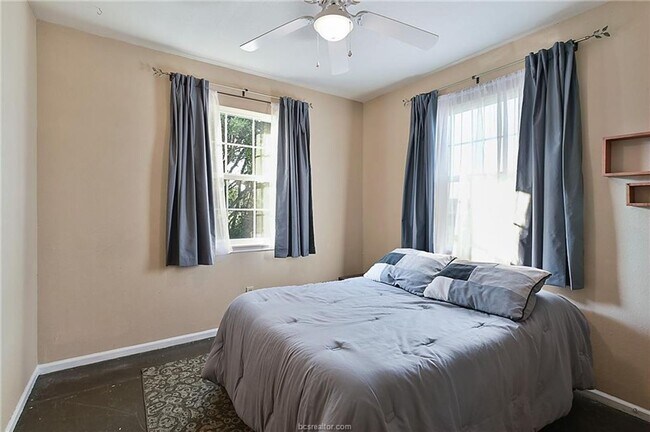 Building Photo - 7 acres with 5 bed, 3 bath less than 25 mi...