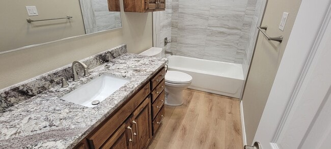 Building Photo - UPDATED COLONIAL PARK CONDO