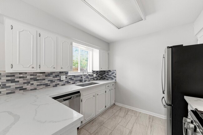 Building Photo - 3507 Lake Ridge Bend