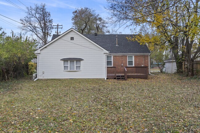 Building Photo - 702 Della Dr