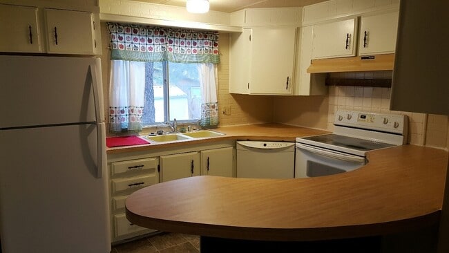 Building Photo - Standalone Unit in SW Bend