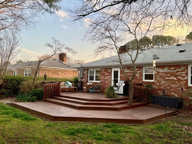 Building Photo - 3BD/ 2BA Brick Ranch in Lakeview Smith Terrace! Gorgeous Private Back Yard! Available NOW!