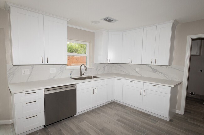 Building Photo - 8335 Langdon Ln