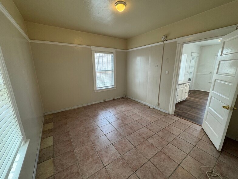Building Photo - 1124 W 37th Pl
