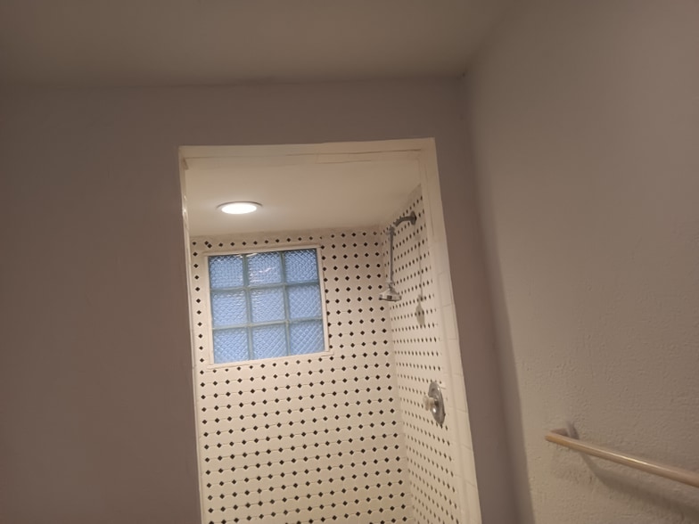 Building Photo - 1120 Northshore Dr