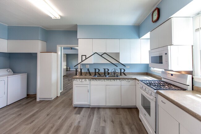 Building Photo - Large 3 Bedroom Apartment!