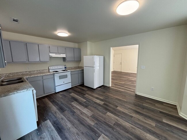 Building Photo - Charming, centrally located, 3 Bed 2 Bath ...