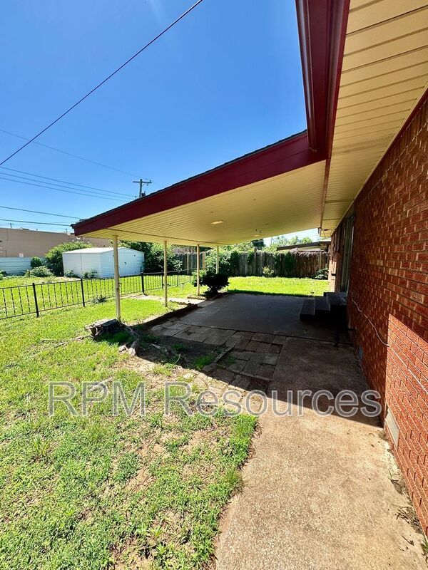 Building Photo - 7116 S Klein Ave