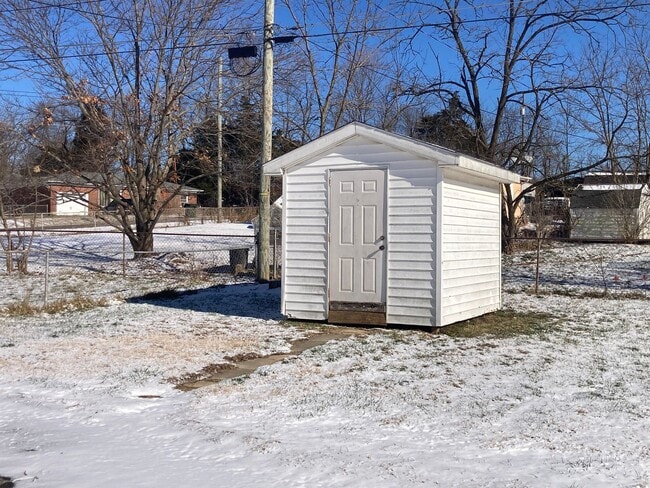 Building Photo - ALL Brick ** 1-level ** Corner Lot