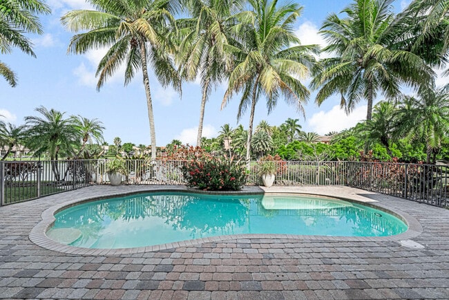 Building Photo - 10513 Versailles Blvd