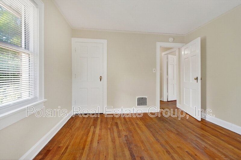 Building Photo - 717 E 60th St