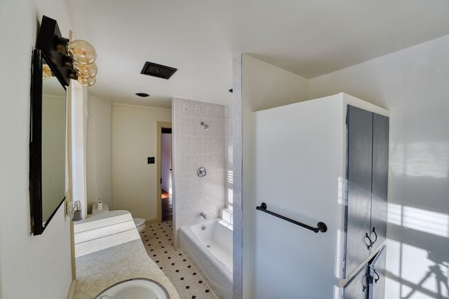 Building Photo - Beautiful 4 Bedroom Farm House