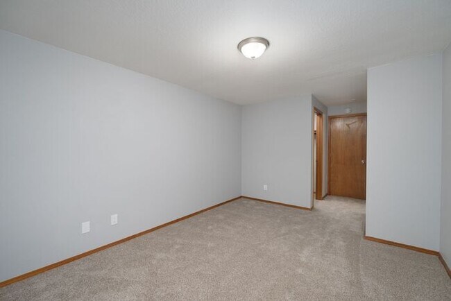 Building Photo - 3 bedroom townhouse with Garage!! Wont last! Call Now!!