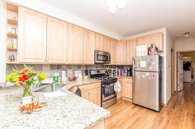Building Photo - Condo Quality 3Bed/2bath in Wicker Park! In-Unit Laundry! Central Air! Blue Line!