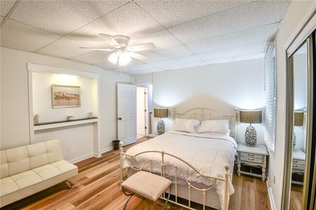 Building Photo - 1865 Oak Tree Hollow