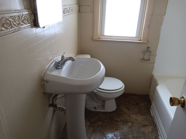 Building Photo - 2 Bedroom Single Family
