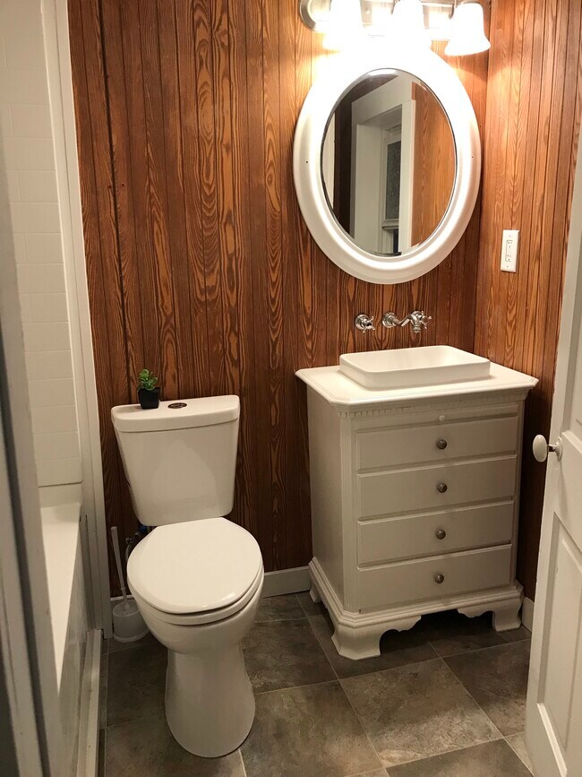 Upstairs bath - 903 Ward St