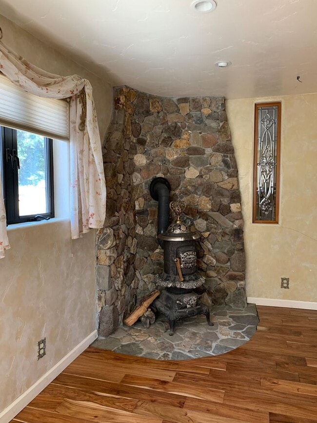 Building Photo - 2 Bedroom Country Home in Hollister