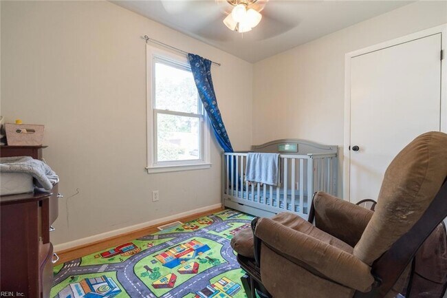 Building Photo - 1217 Lakeview Dr