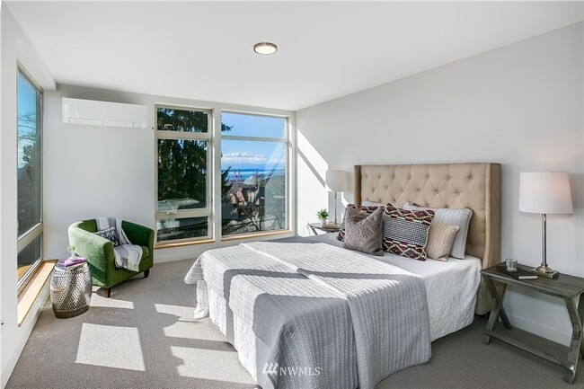 Building Photo - First Hill Modern 2-Bedroom Condo with Roo...