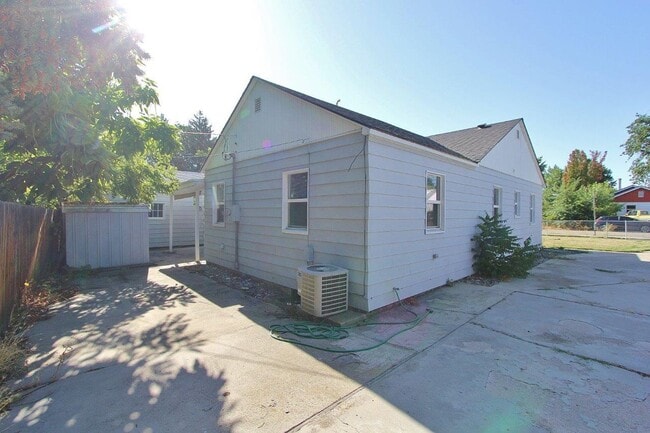 Building Photo - Charming Single-Level Home on the Bench