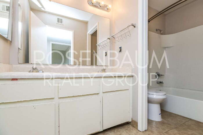 Building Photo - 410 E 9th Ave