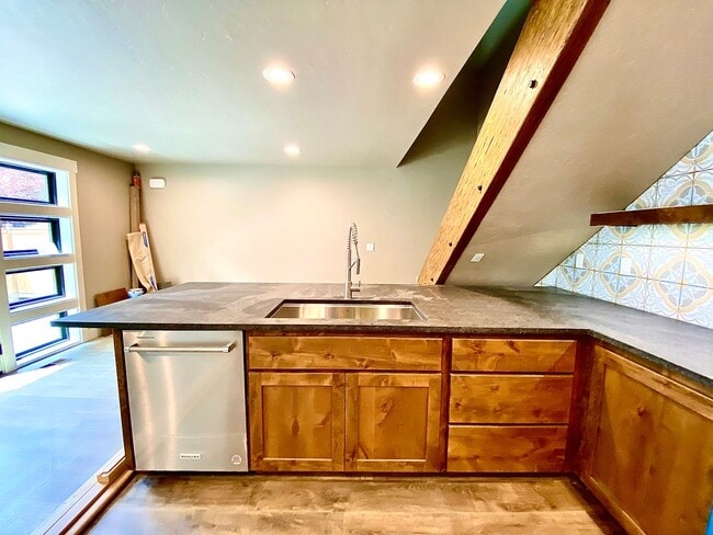 Building Photo - 13THTOWNHOME