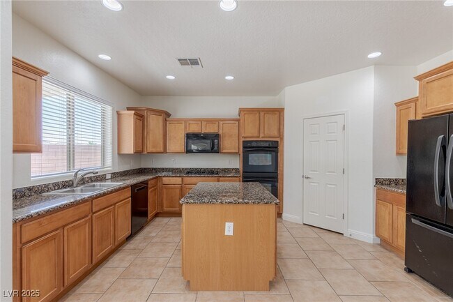 Building Photo - 2553 Chateau Clermont St