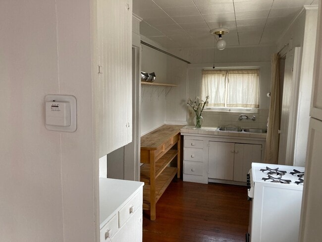 KITCHEN - 4427 Clayton Ave