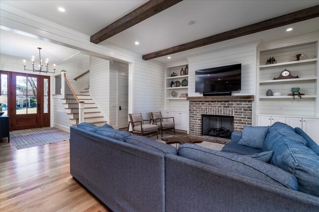 Building Photo - Fully Furnished Home In The Groves