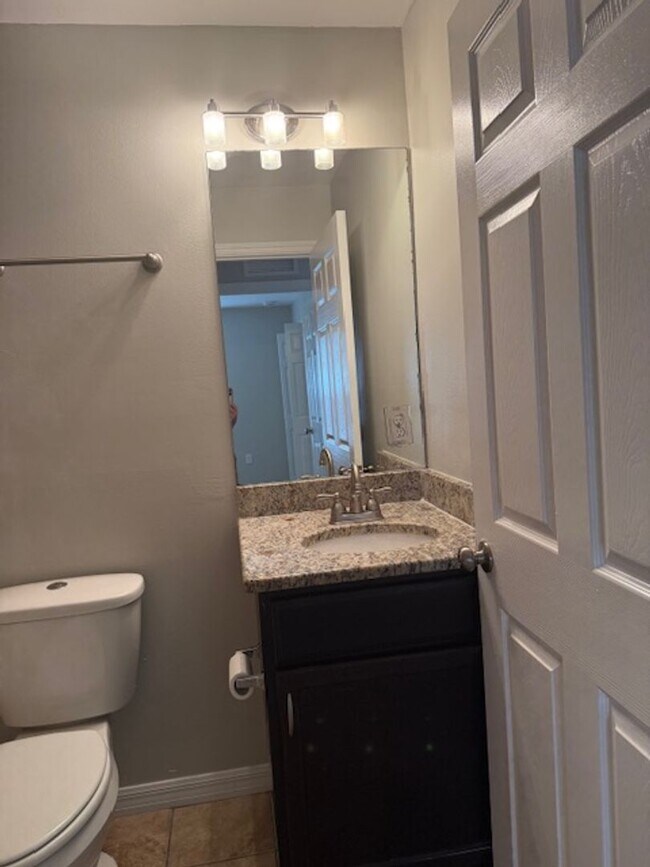 Building Photo - Spacious 3 Bed / 2 Bath Home in the Heart ...