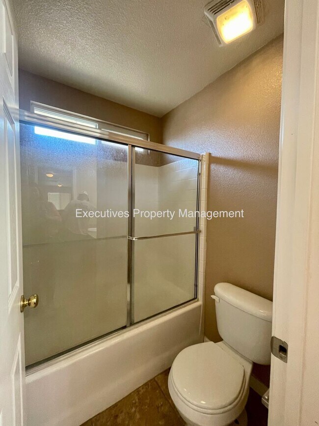 Building Photo - Available Now || 565 Peach Dr Chowchilla