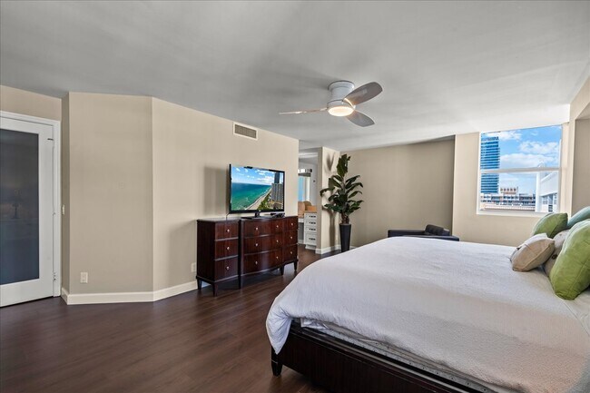 Building Photo - La Mer Condo