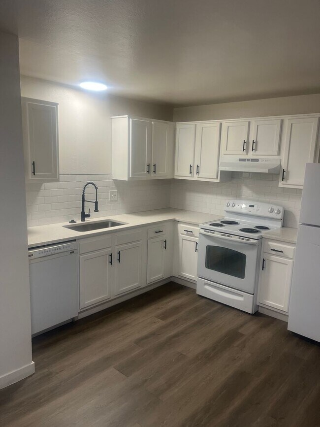 Building Photo - Available Now-4BR/2BA SINGLE FAMILY HOME