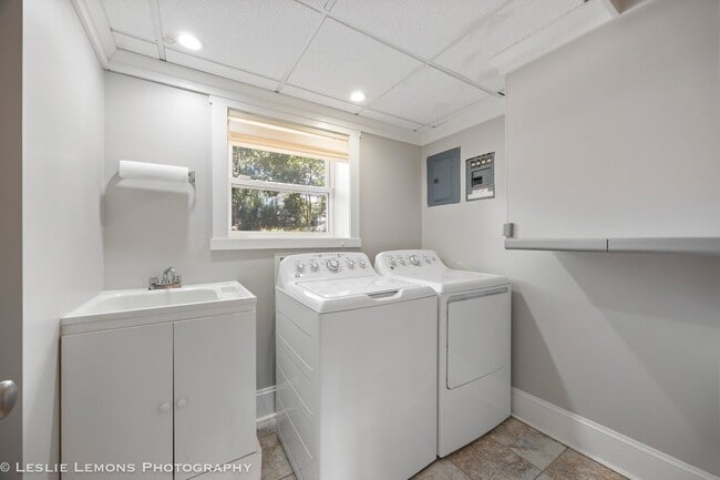 Building Photo - 541 Cypress Dr