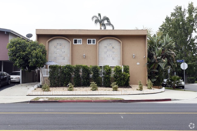 Building Photo - 13424 Moorpark St