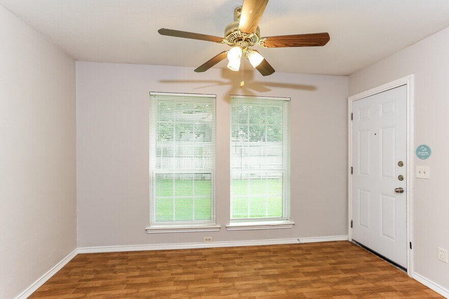 Building Photo - 704 Brookhaven Dr