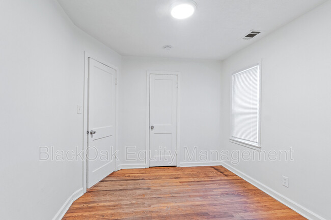 Building Photo - 1631 Longfield Ave