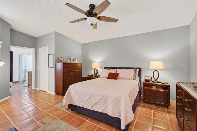 Building Photo - 10332 Islander Dr